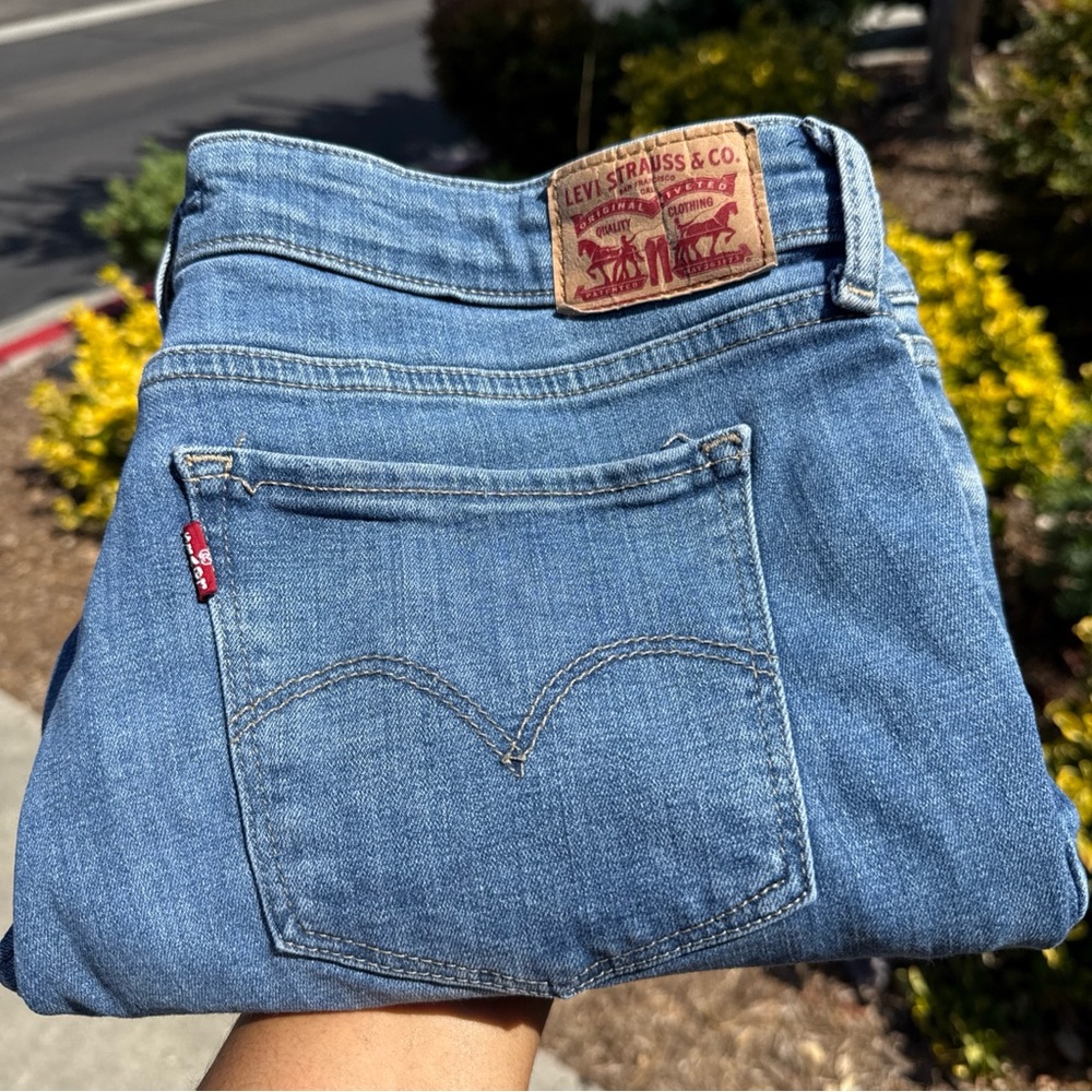 Levi Women’s 32 Jeans 711 Skinny‎ Distressed Blue Medium Wash Casual Outdoor